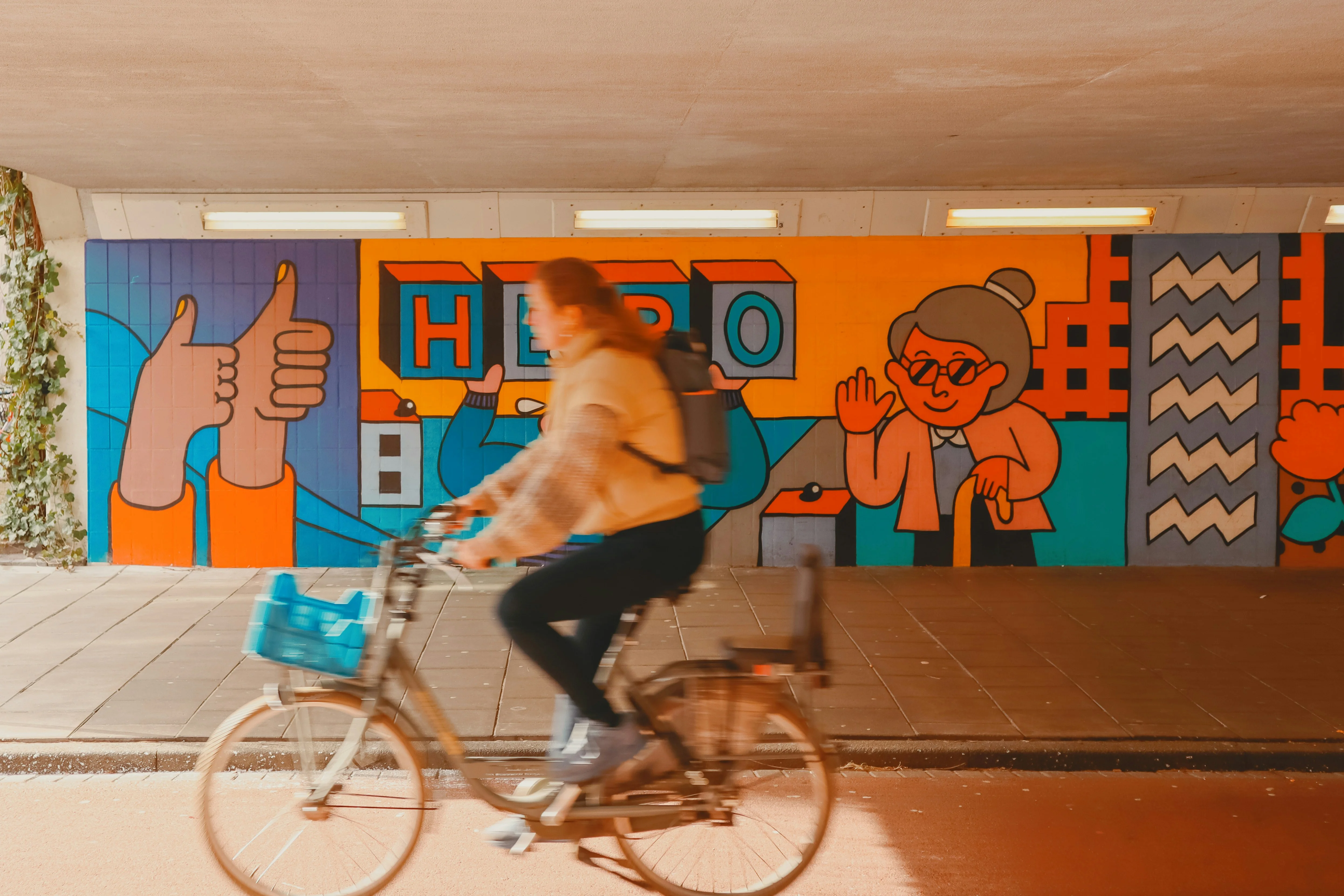 Team bespreekt zendingen rond een scherm